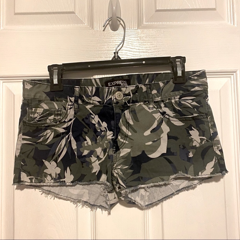 EXPRESS floral camo shorts size 6